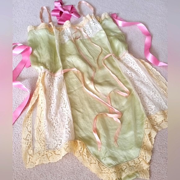 Vintage Other - ANTIQUE 1920S ART DECO SILK STEP IN TEDDY WITH LACE!